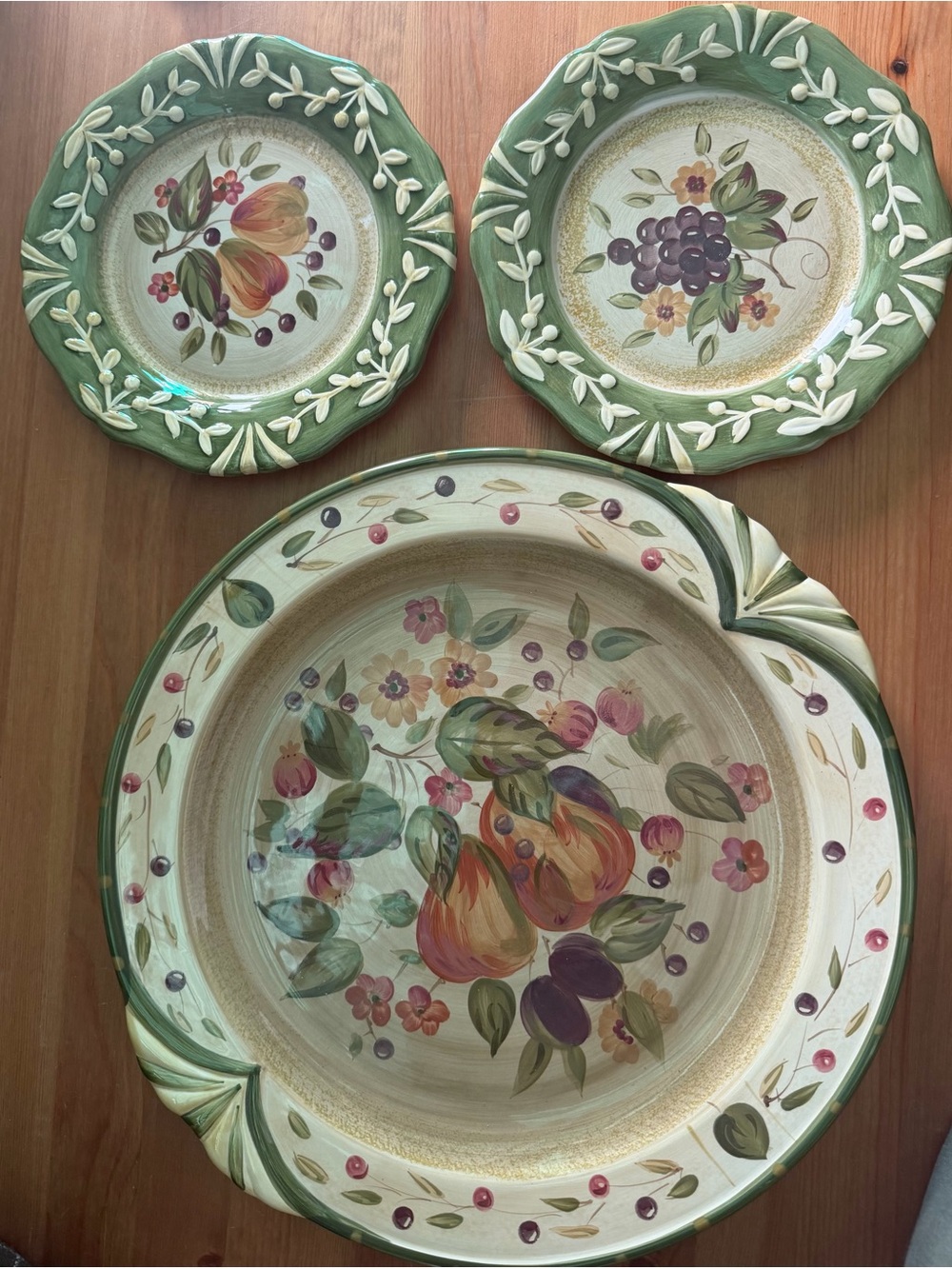 La toscana Certified‎ International Green and Cream Hand-Painted Fruit Serveware